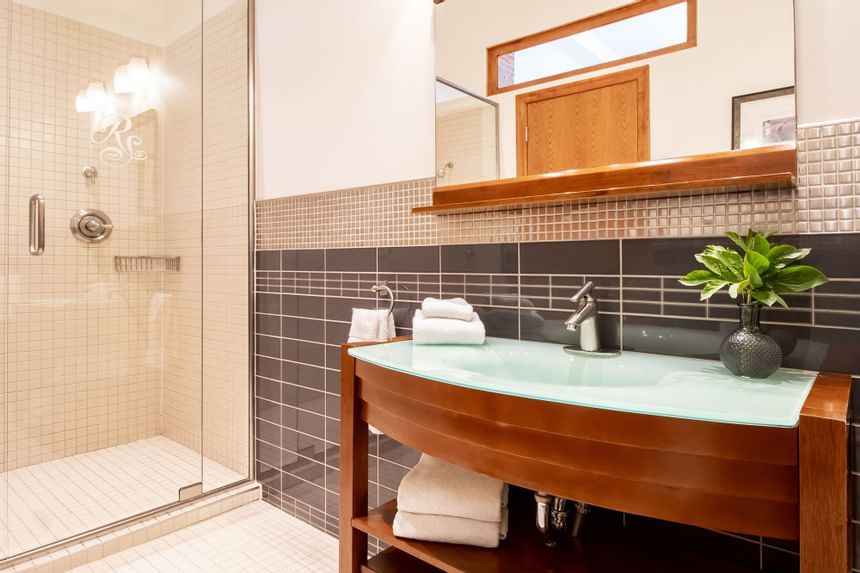 Bathroom vanity with mirror & towels in King Superior Refresh at Retro Suites Hotel