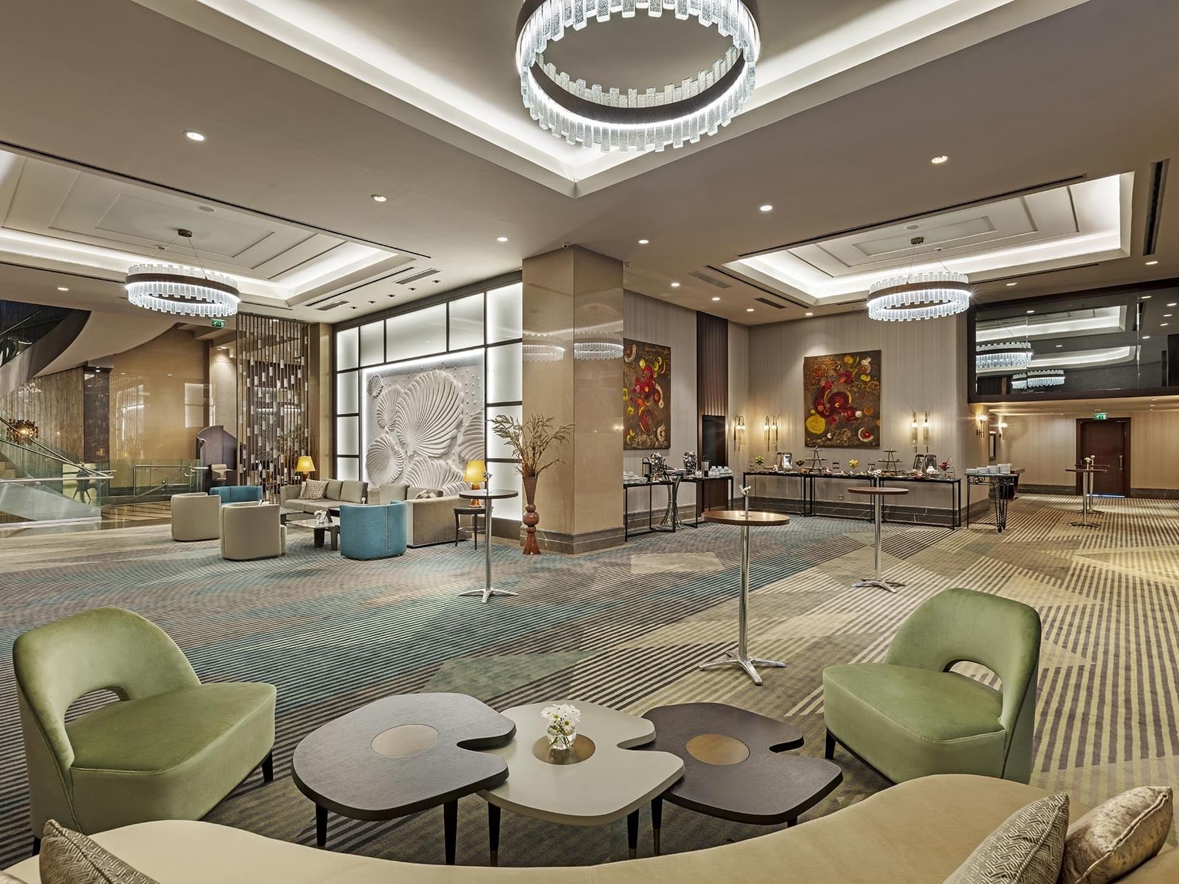 Titanic Business Kartal’daki geniş lobi alanı, konforlu koltuklarla düzenlenmiştir.