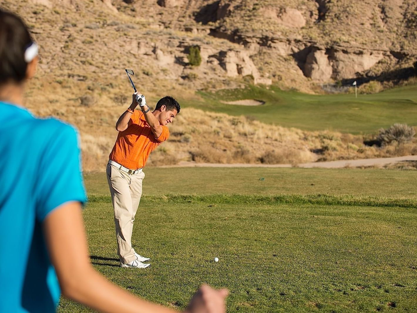 A man playing golf in Black Mesa golf club near Santa Claran Hotel Casino