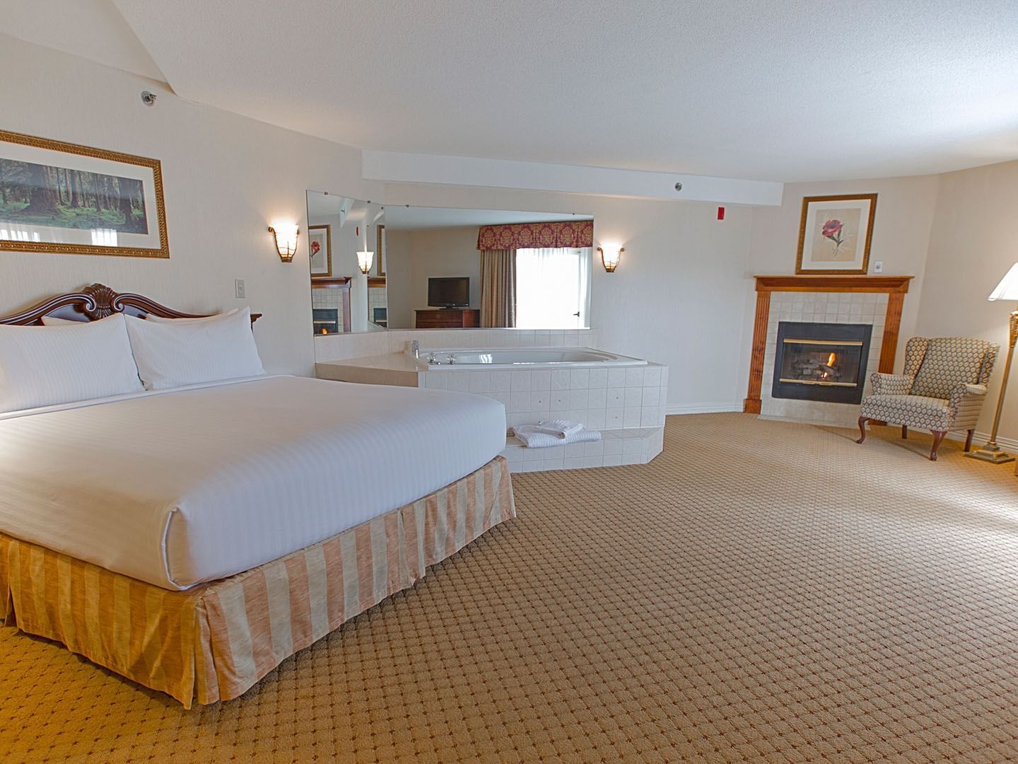 Jacuzzi & fireplace in Executive Suite at Music Road Resort