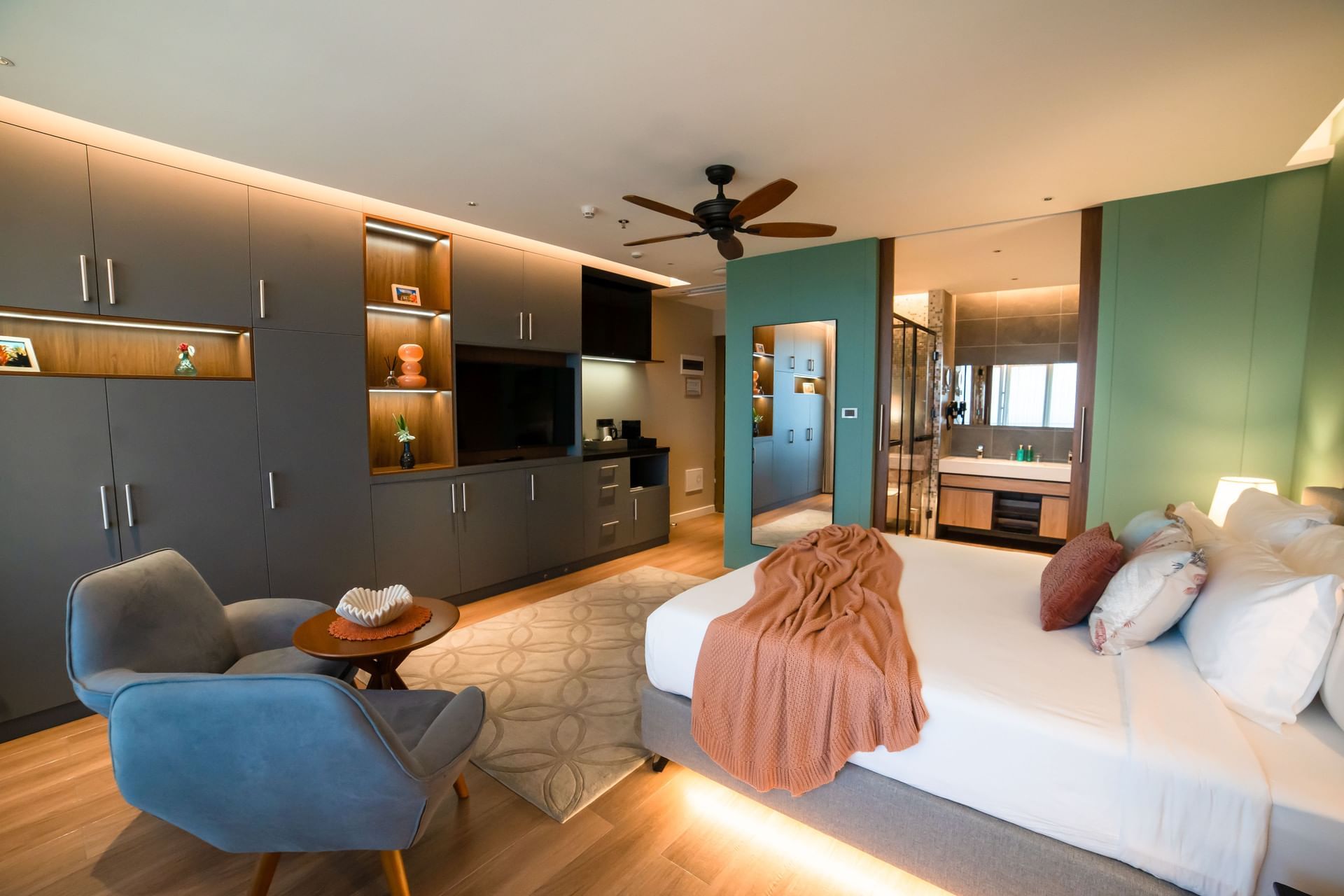 Deluxe Ocean View Room met een comfortabel bed, stijlvolle zithoek en goed verlichte wastafelruimte bij Golden Rock Resort