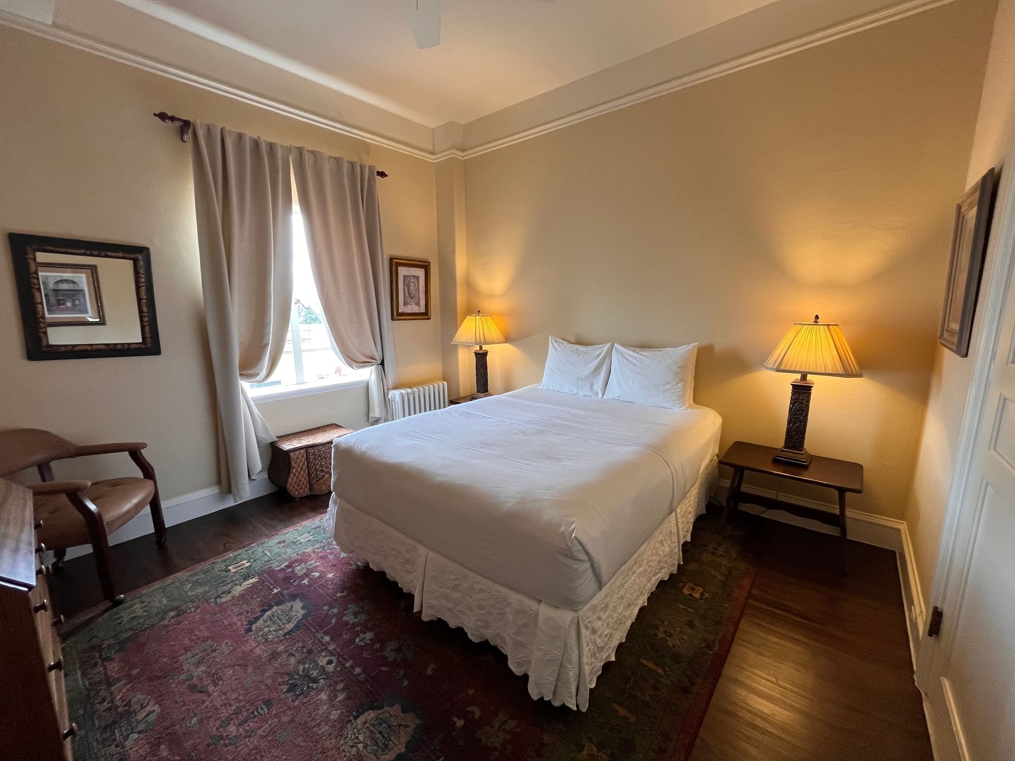 Standard Queen City View room with a queen bed at Berkeley City Club