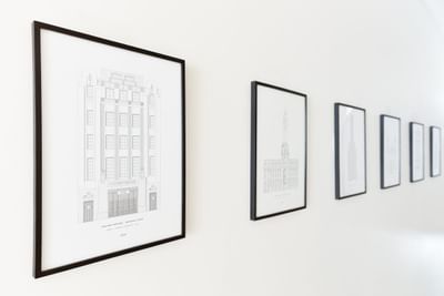 Pasillo del lobby con fotos colgadas en Argenta Suites Belgrano