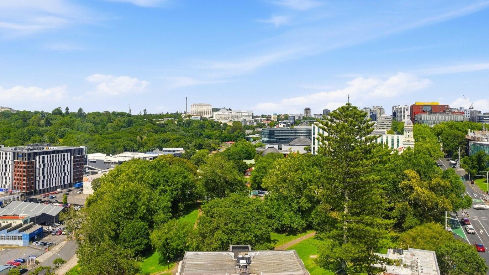 City skyline with lush greenery and modern buildings at Student Living Auckland – Anzac.
