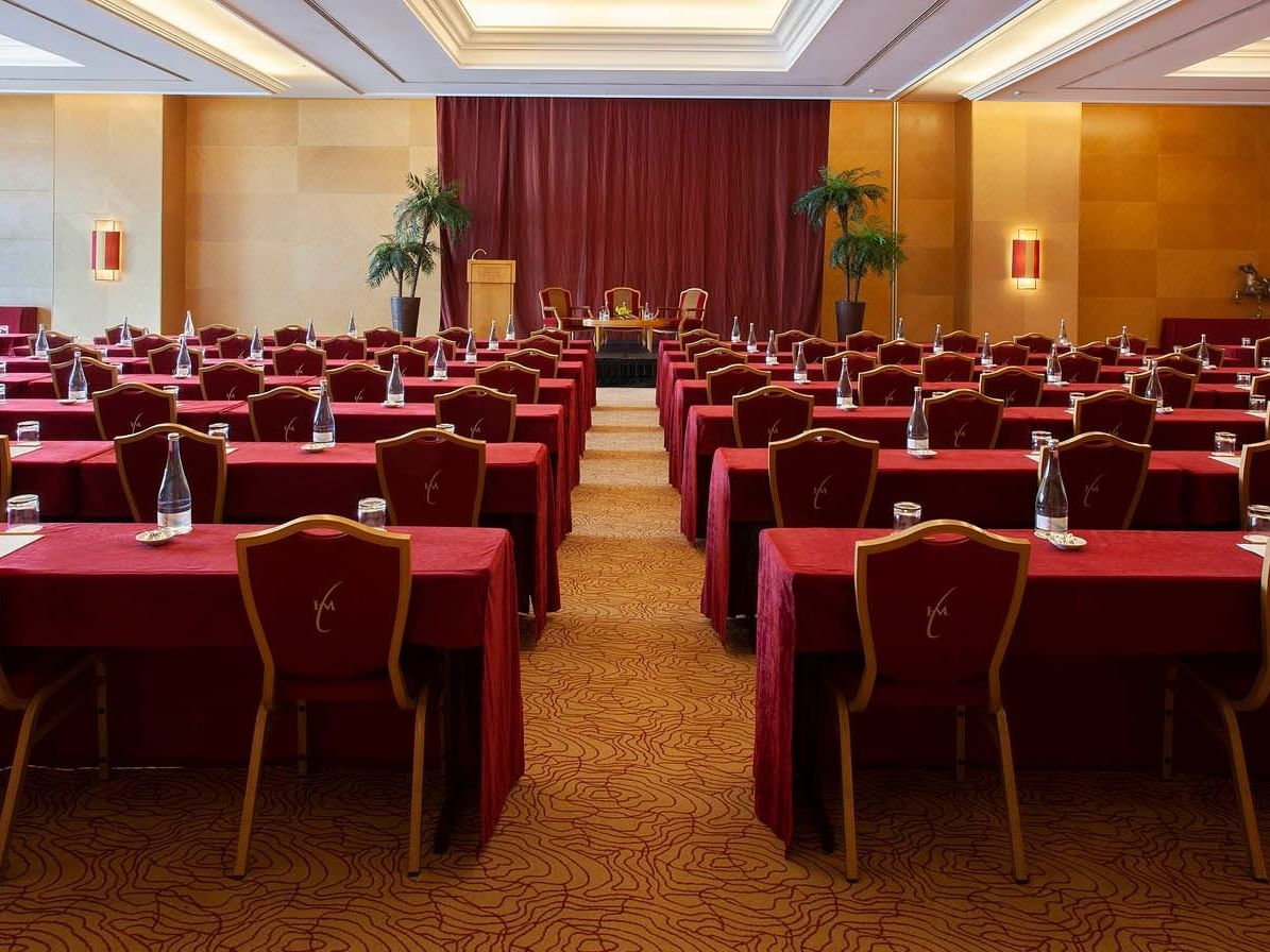 Meeting Room with red chairs and desks at Hotel Cascais Miragem