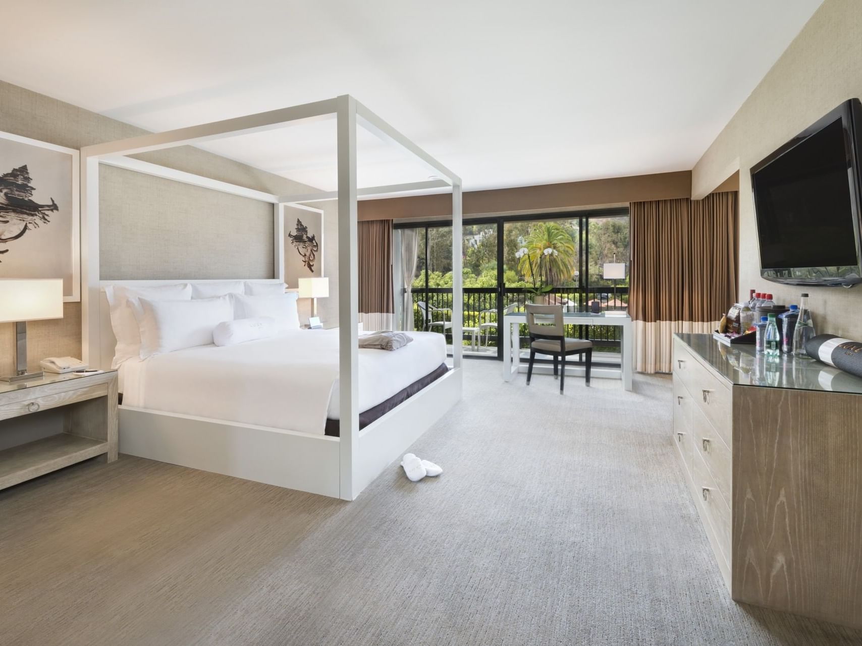 Double Bed With A Tv In A Room At Luxe Sunset Boulevard