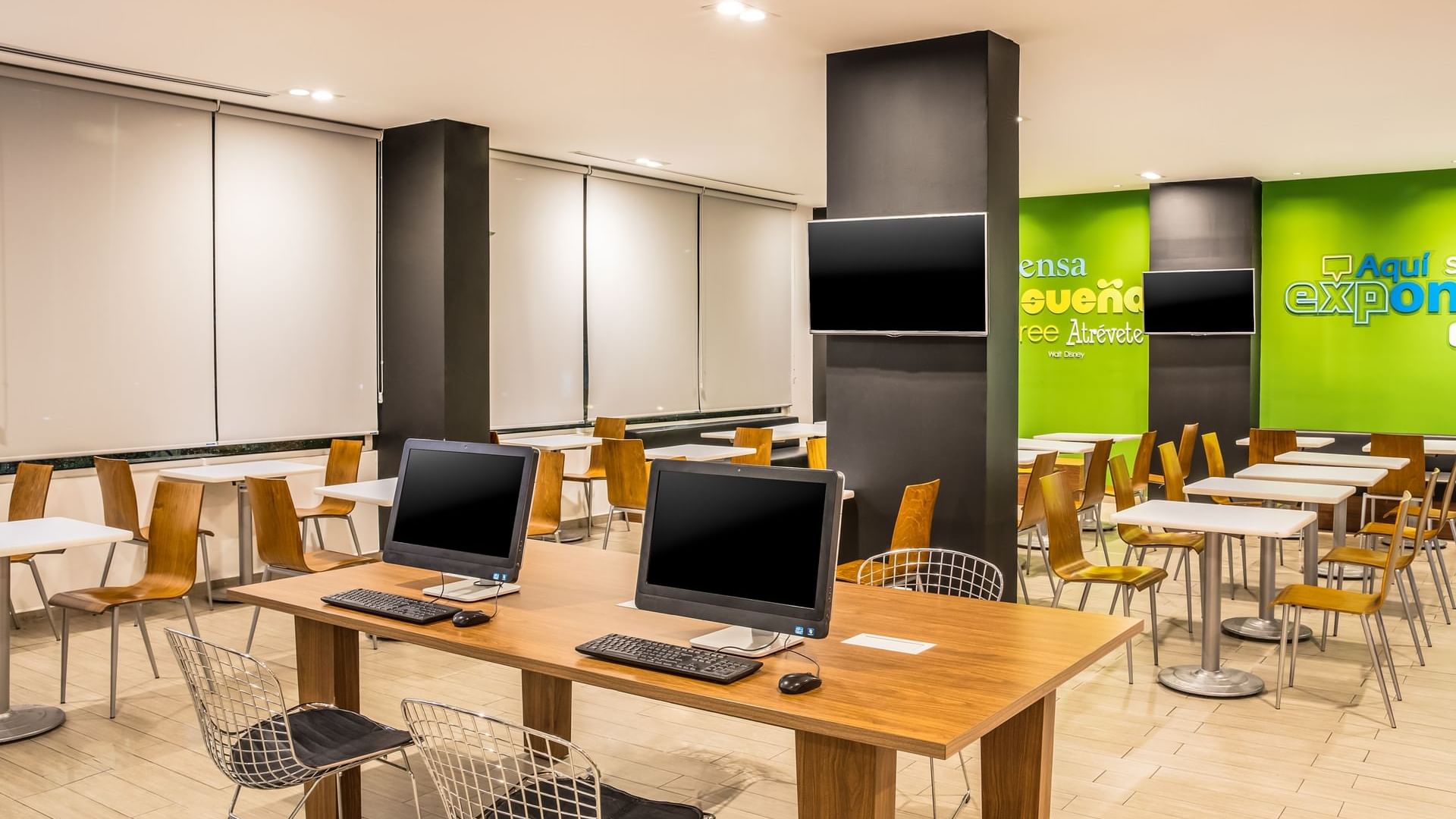 Close-up of the working space at One Monterrey Aeropuerto