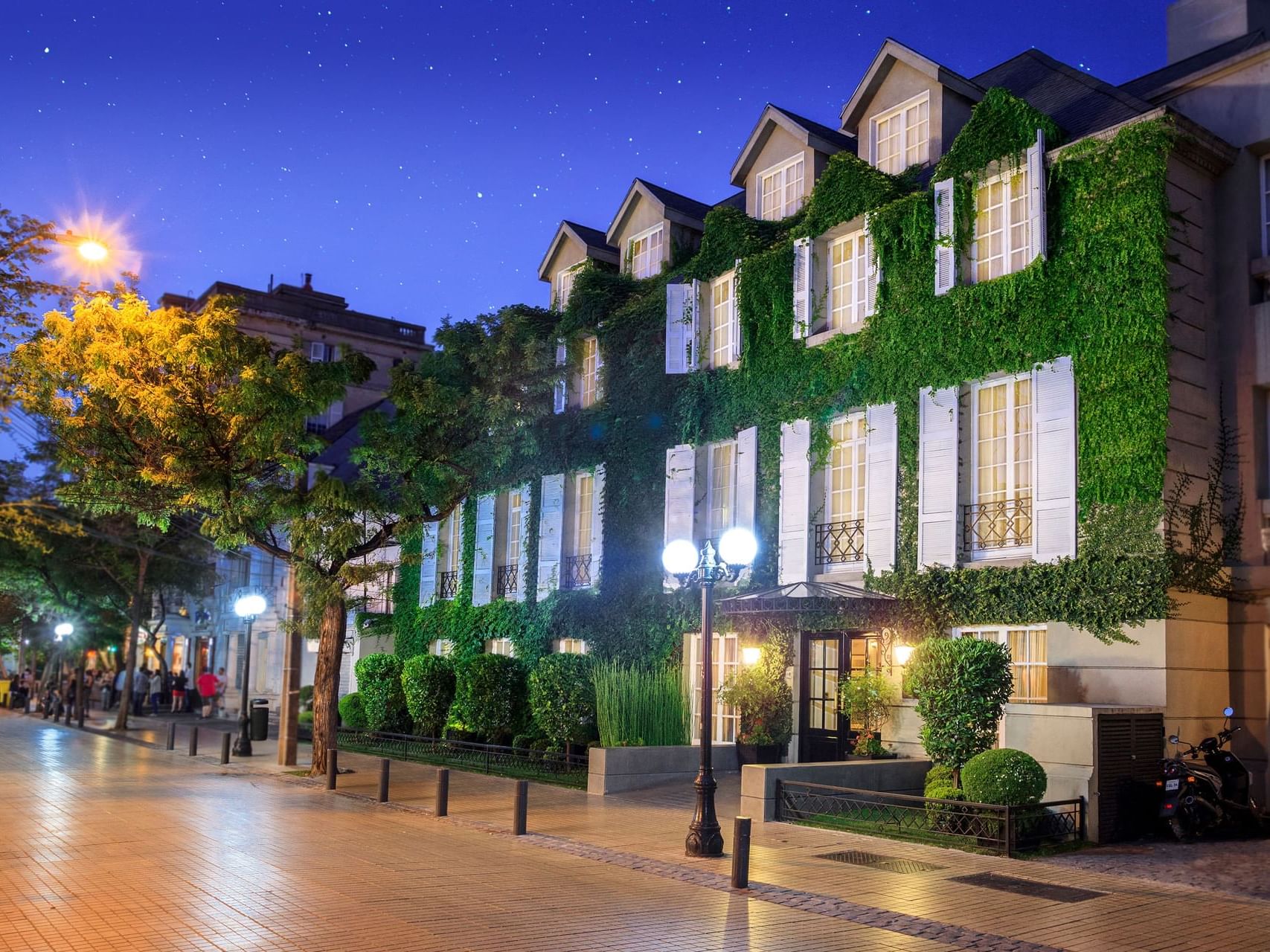 Exterior view of Hotel Boutique Le Reve at night