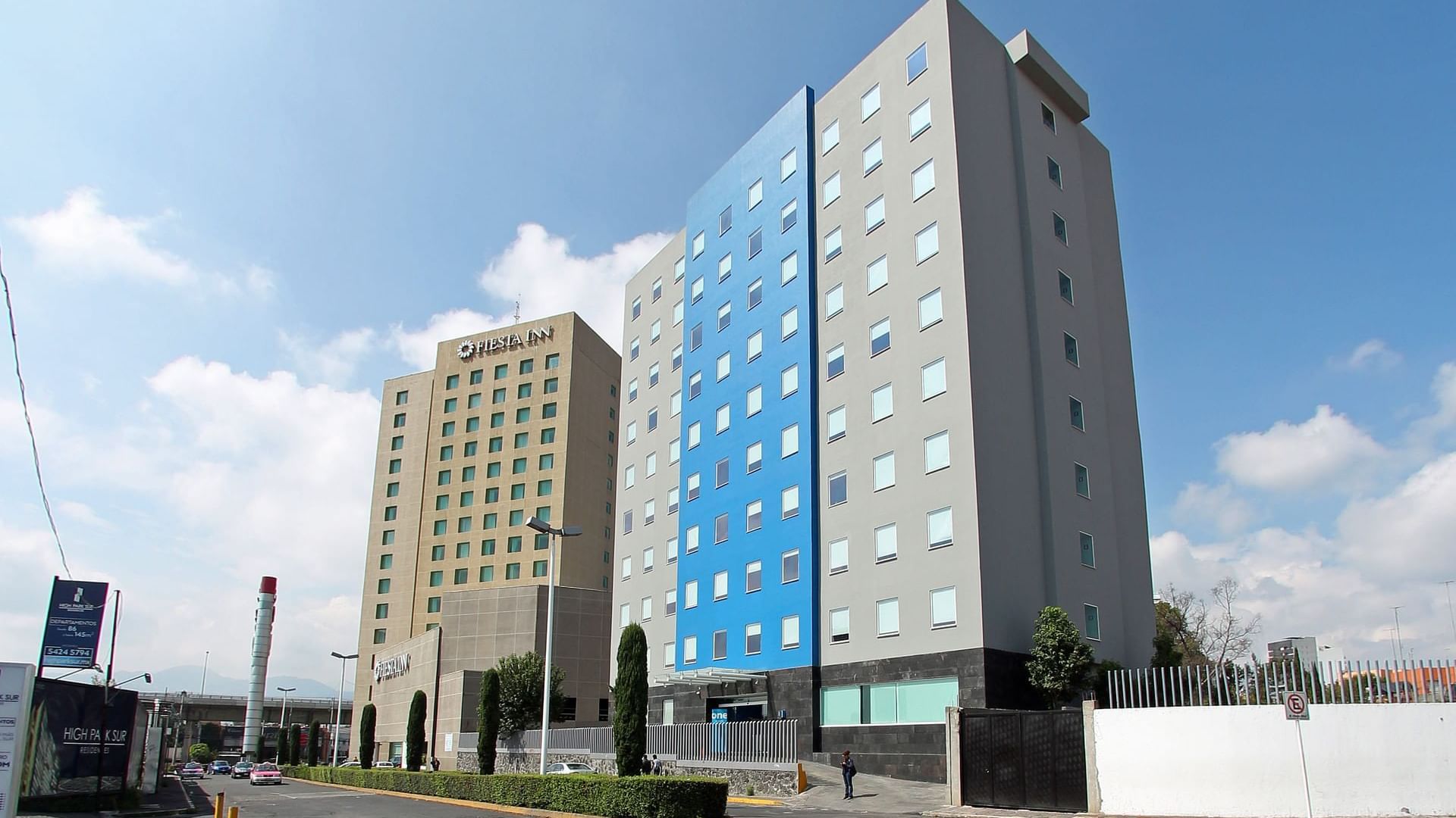Exterior of the entrance of One Ciudad de México Periférico Sur