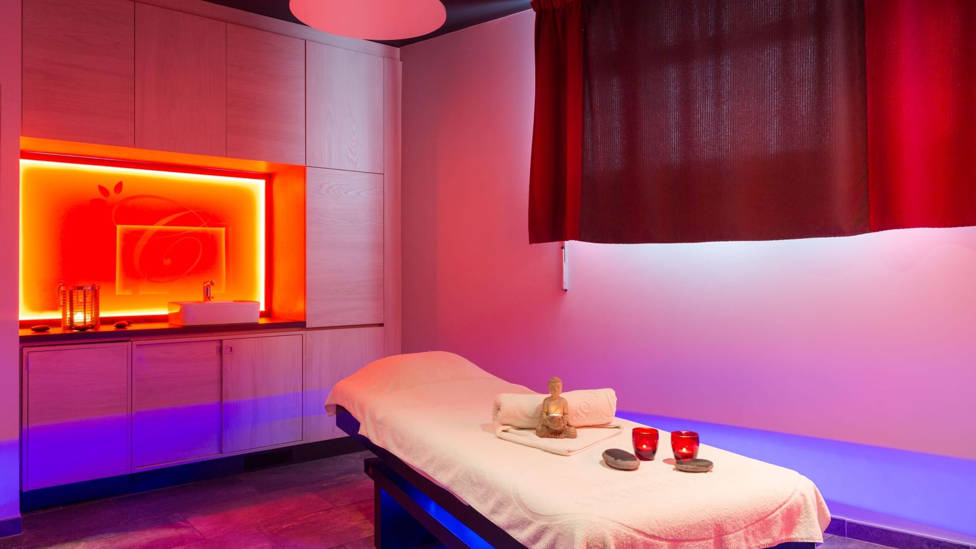 Massage bed in the Spa at De Courtoisville in Originals Hotels