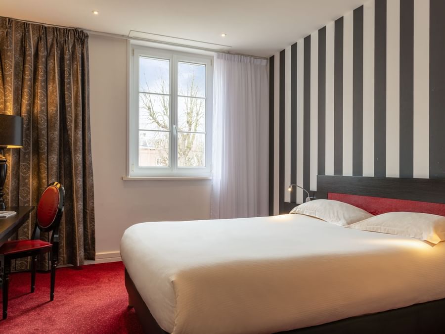 Twin Comfort bedroom with a king bed at The Originals Hotels