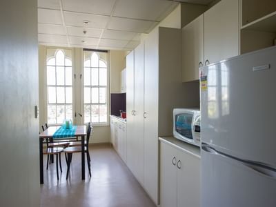 Student Living – Tobin House_1 bedroom apartment dining & kitchen area
