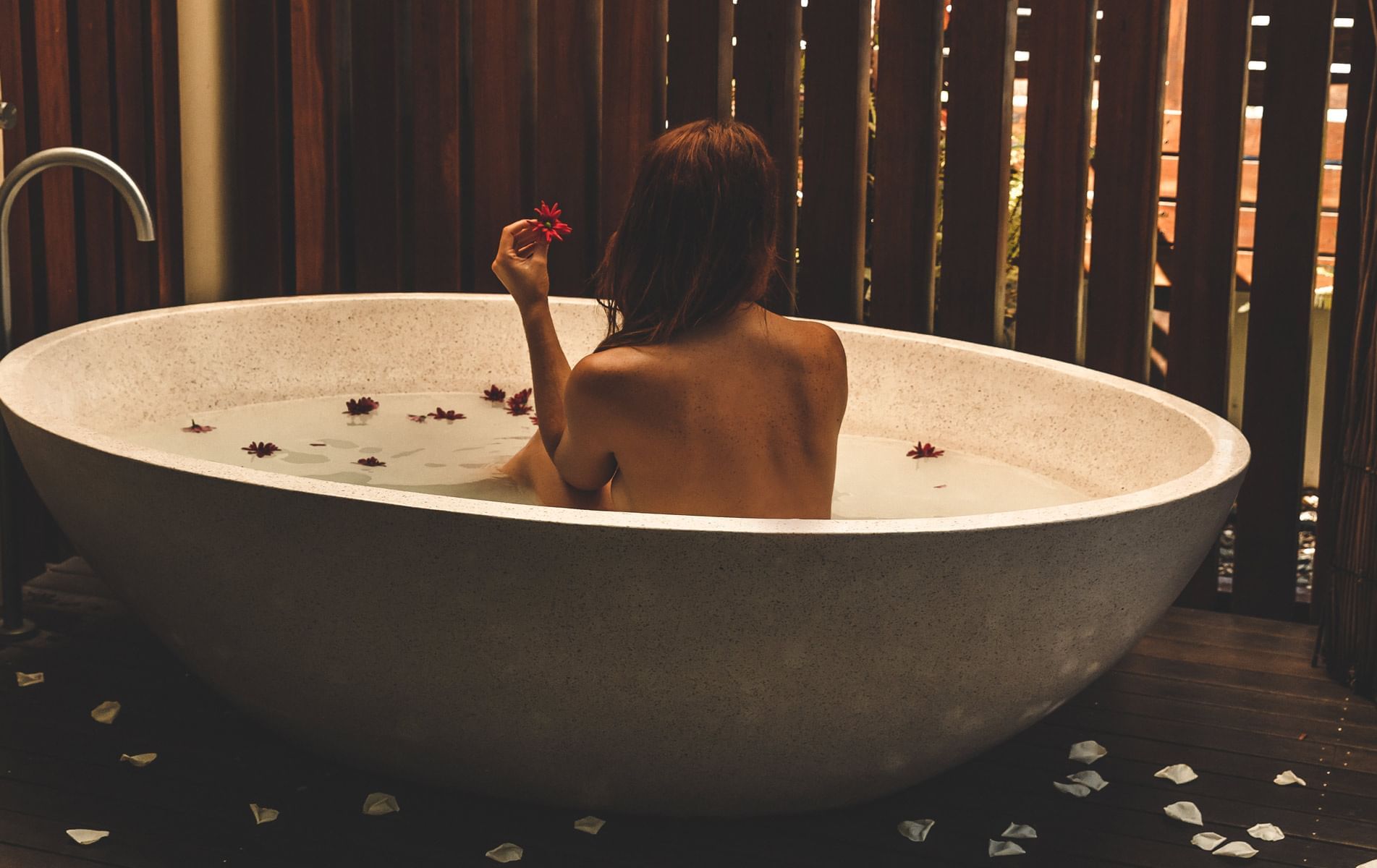 Lady in a bathtub at Vie Spa in Pullman Cairns International