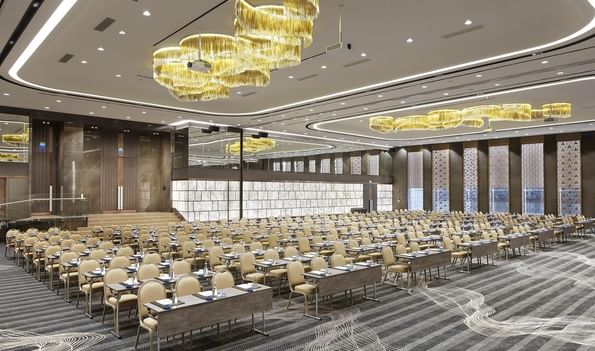 Titanic Business Kartal'ın Karina 1+2 salonu, eğitim ve seminer organizasyonları için masa ve sandalyelerle sınıf düzeninde hazırlanarak profesyonel bir ortam sunuyor.