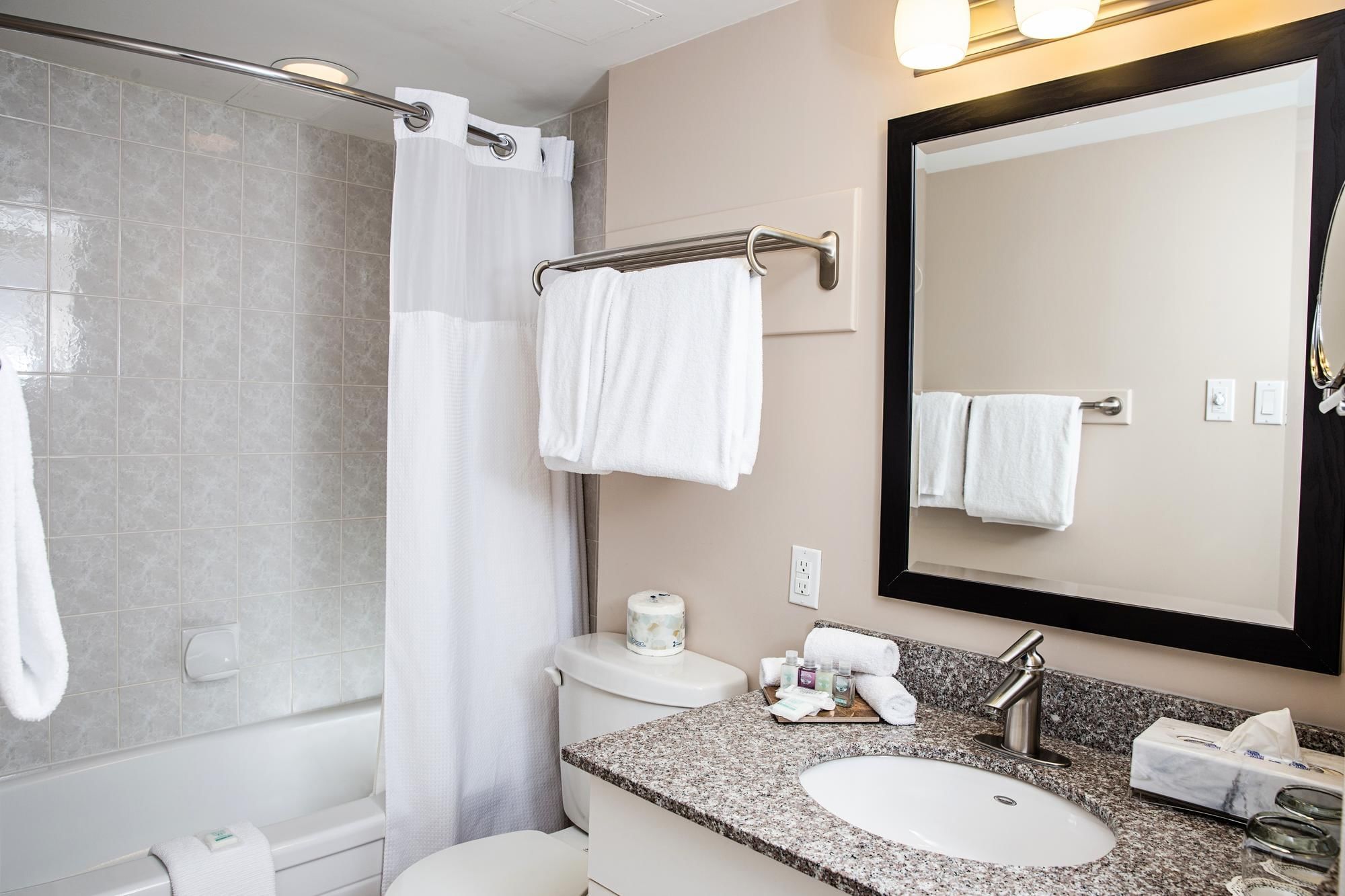 Campus Tower Suite Hotel - Bathroom