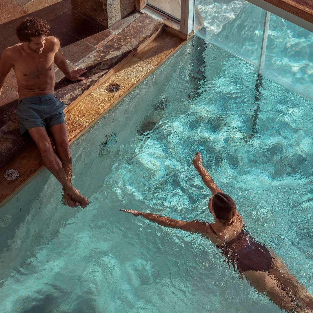 Couple relaxing in a swimming pool during Carinzia's Spa Break.