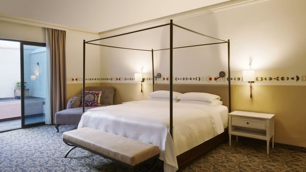 Cama y muebles en Junior Suite 1 King en FA Hotels & Resorts