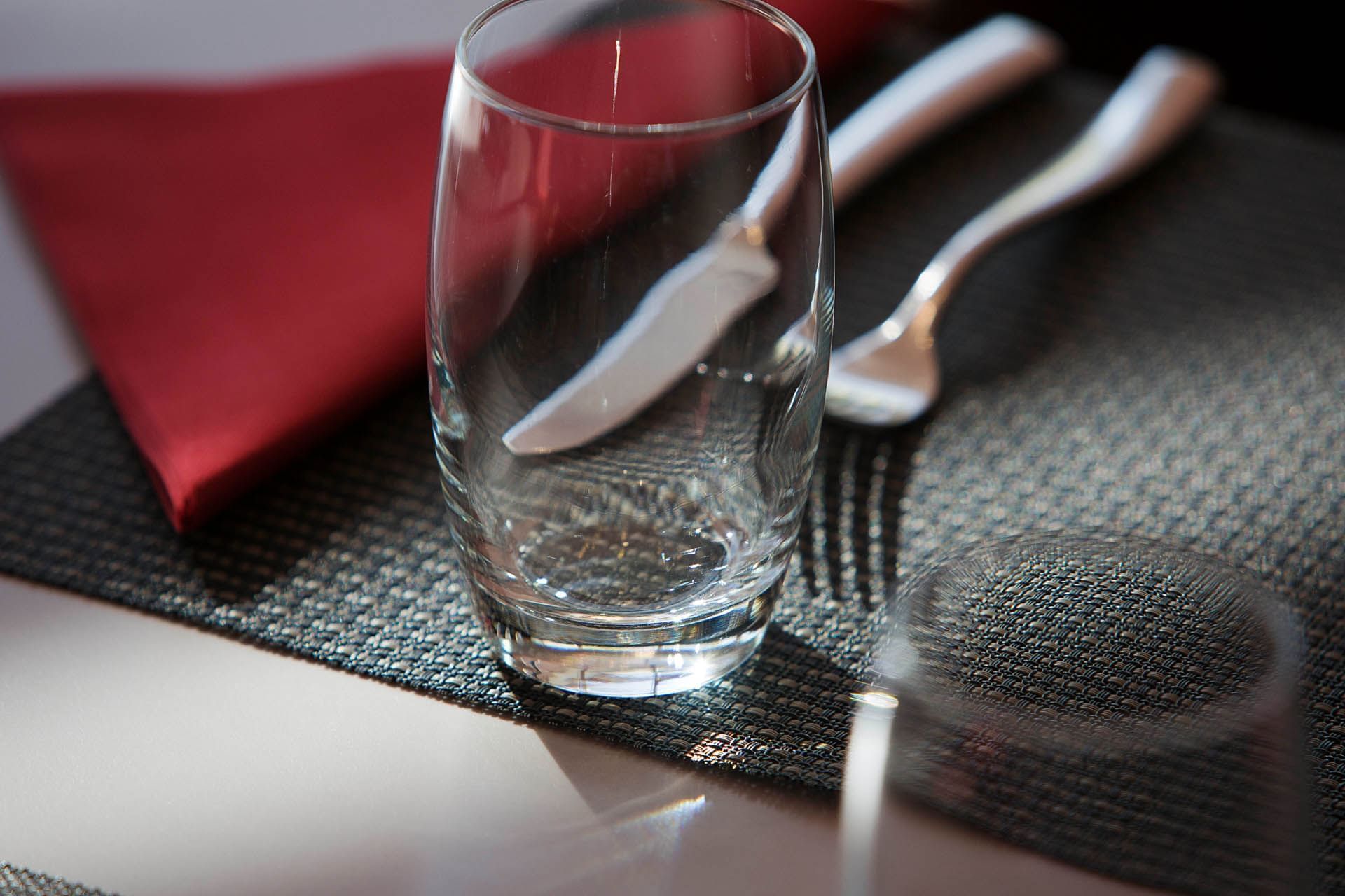 Gros plan d'un verre d'eau avec couverts, Oceania Clermont-Ferrand