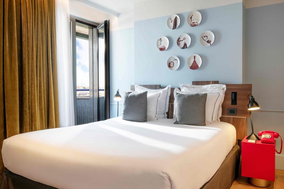 Junior suite di design con letto matrimoniale presso Urban Hive Milano.