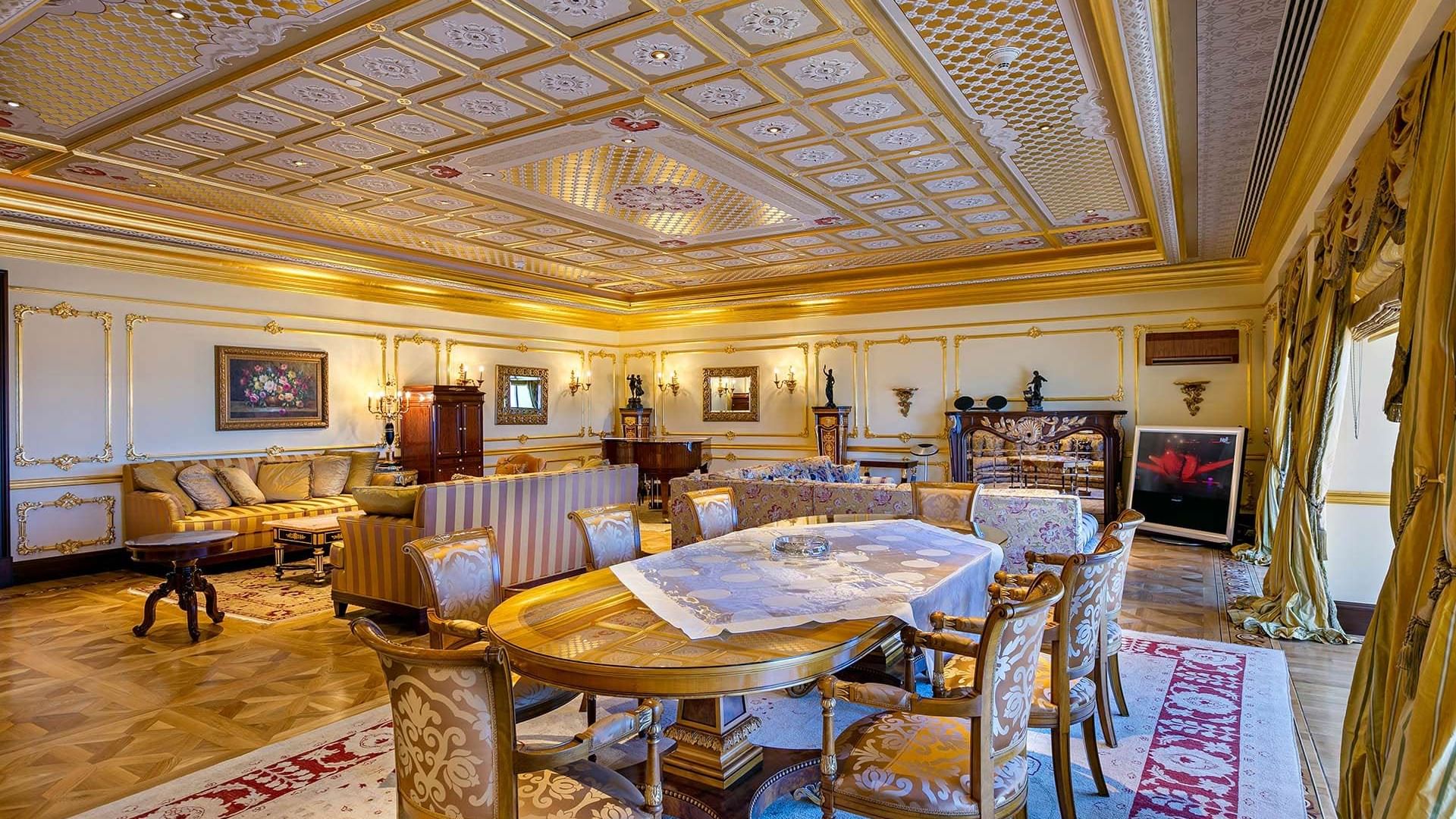 Titanic Mardan Palace'daki King Süitte yemek alanı ve salon alanı