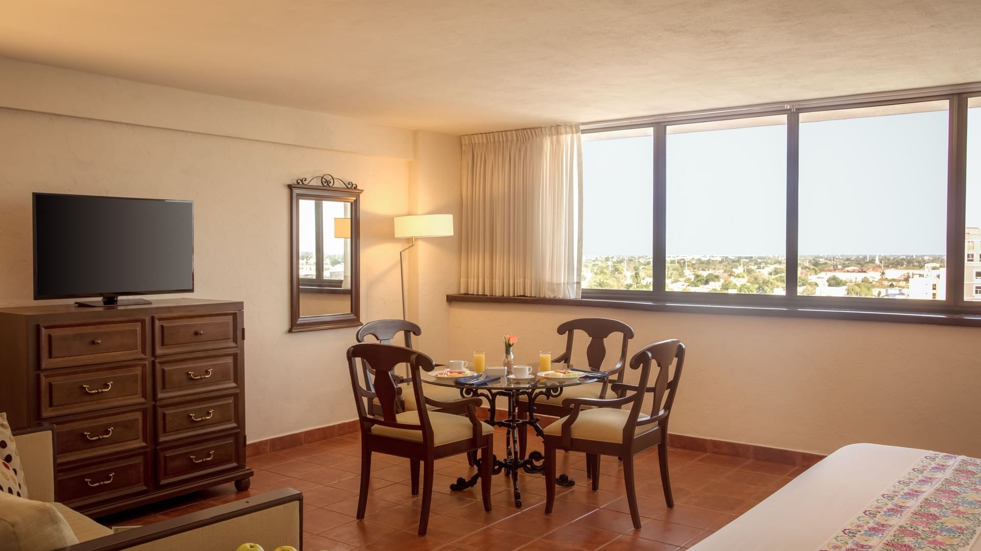 Inside of a comfortable suite at Gamma Mérida el Castellano