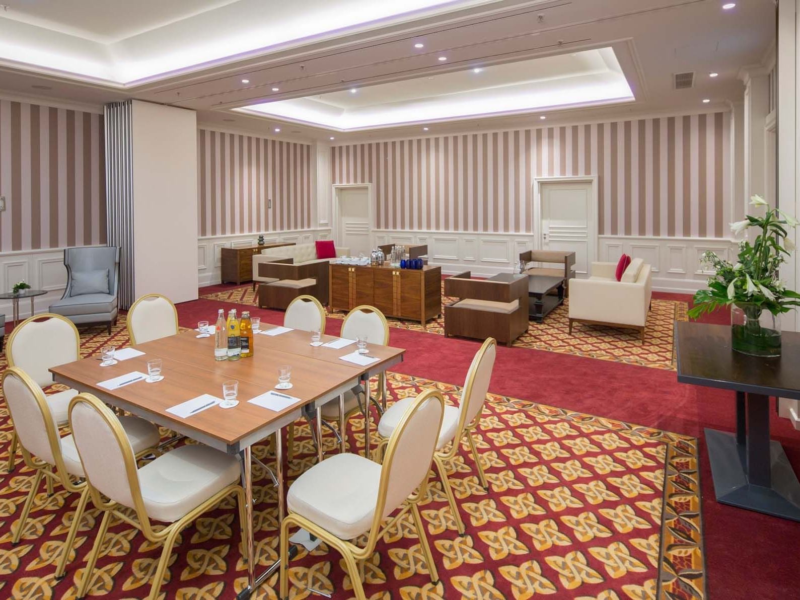 Sofagarnitur und Tisch arrangiert im privaten Besprechungsraum 2 im Titanic Gendarmenmarkt Berlin