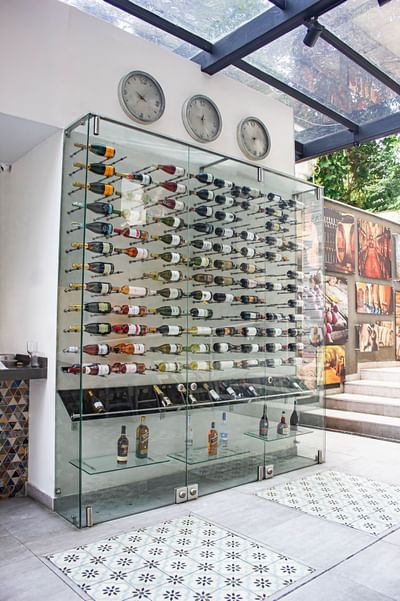 Exhibición de varias botellas de vino junto a una vitrina en la calle 43 en el Hotel Dann Carlton Medellín