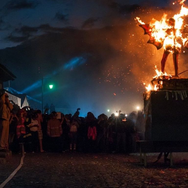 Gente reunida viendo la quema del diablo cerca de Porta Hotel Antigua