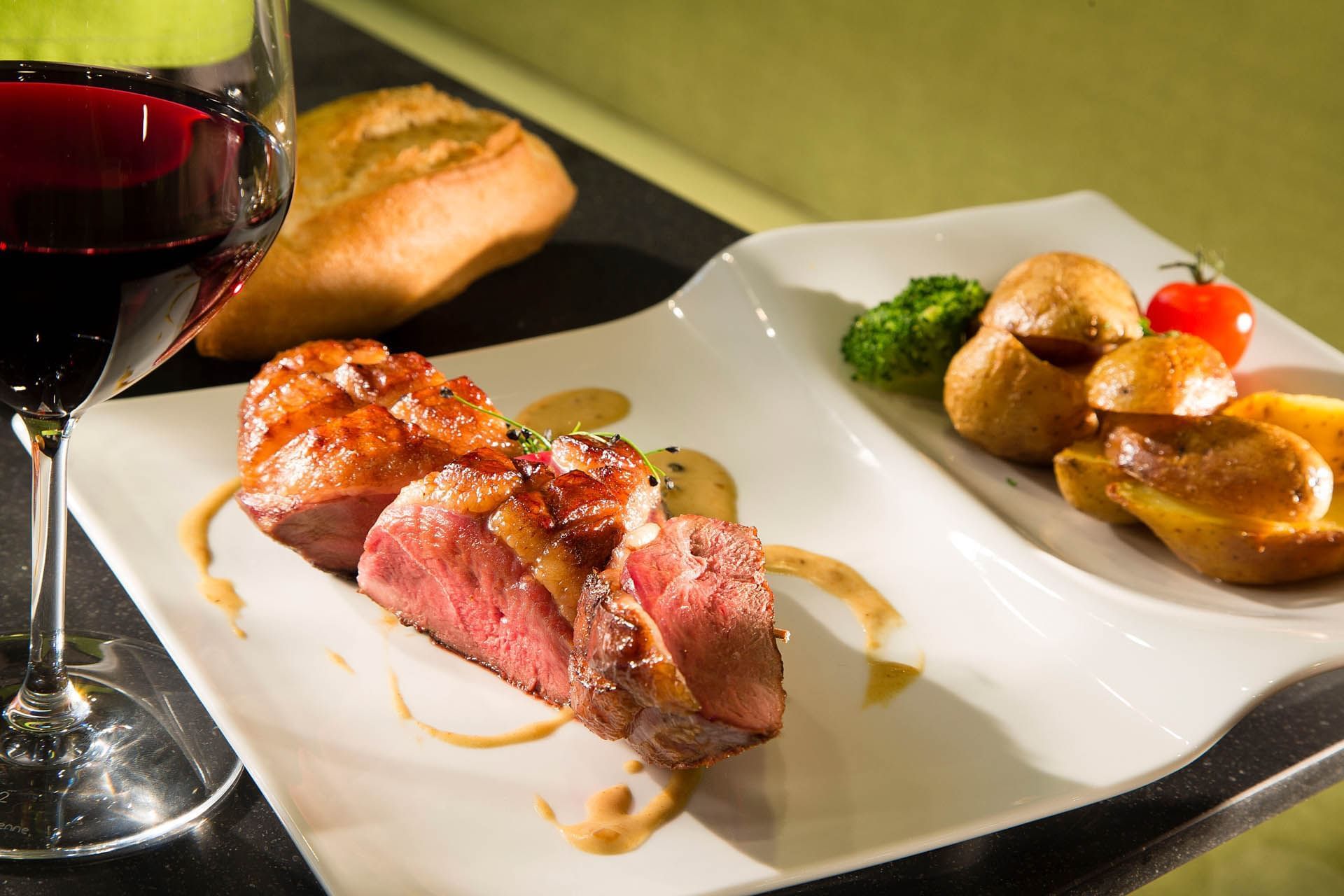 Assiette de viande grillée à La Touraine à Oceania L'Univers Tours