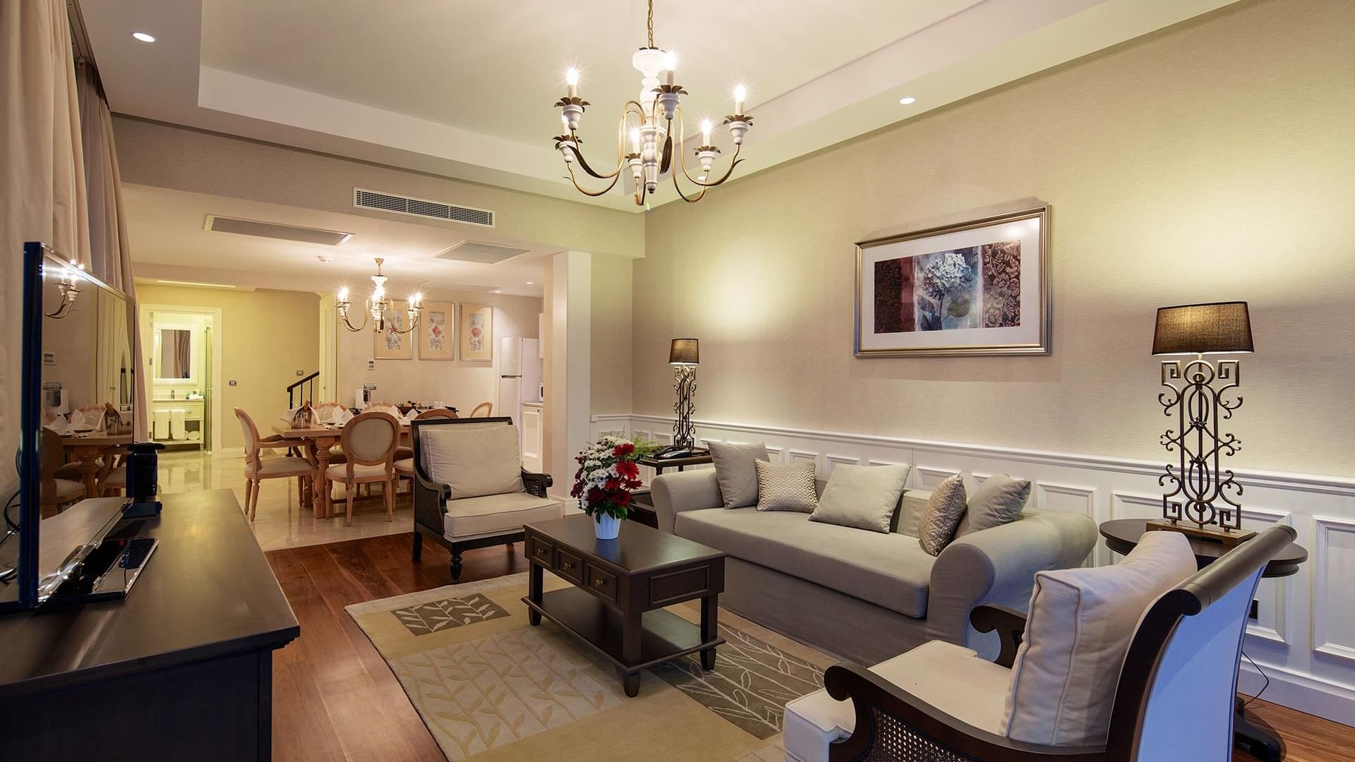 Гостиная и столовая виллы Exclusive Pool в Titanic Deluxe Golf Belek — пространство, где стиль встречается с комфортом.