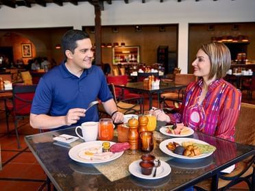 Pareja desayunando en el Restaurante Los Moros del Porta Hotel Antigua