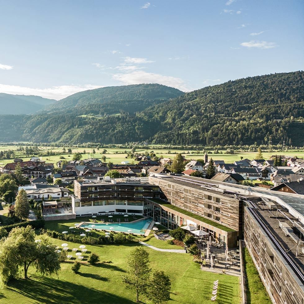Drohnenaufnahme vom Hotel im Sommer