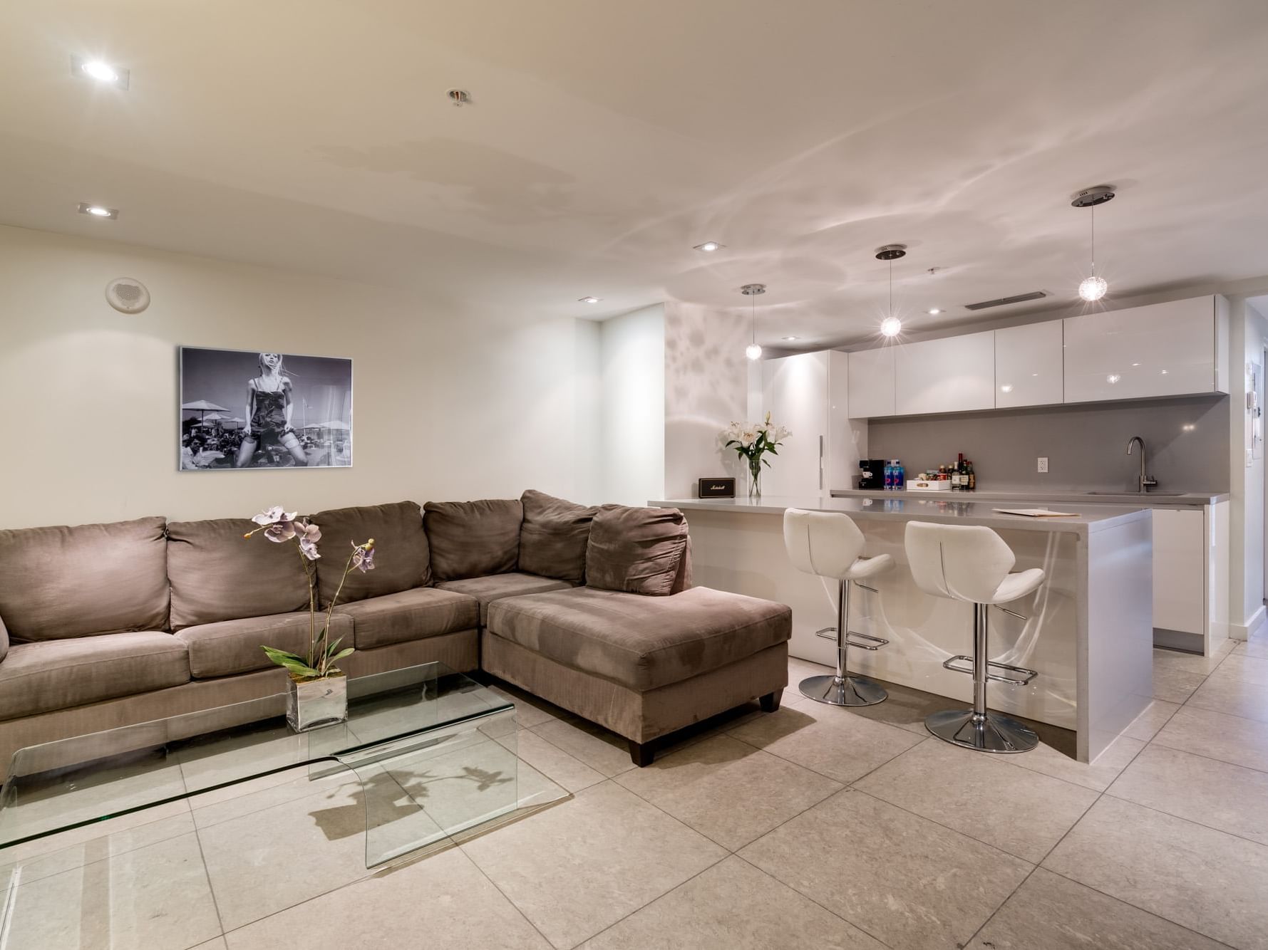 Living room next to kitchenette in Junior Suite at Boulan South
