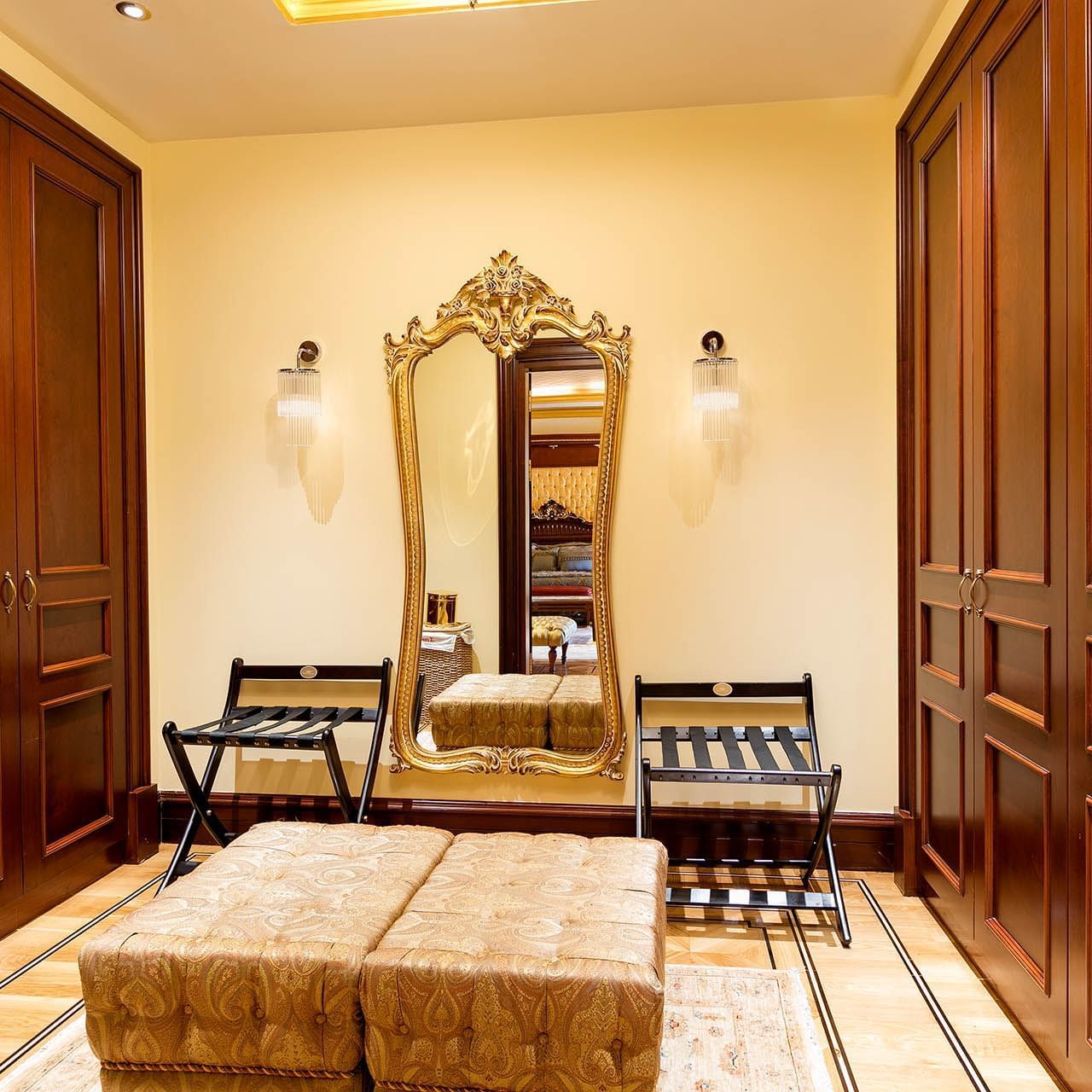 Titanic Mardan Palace’da King Suit’te ahşap gardıroplu giyinme odası.