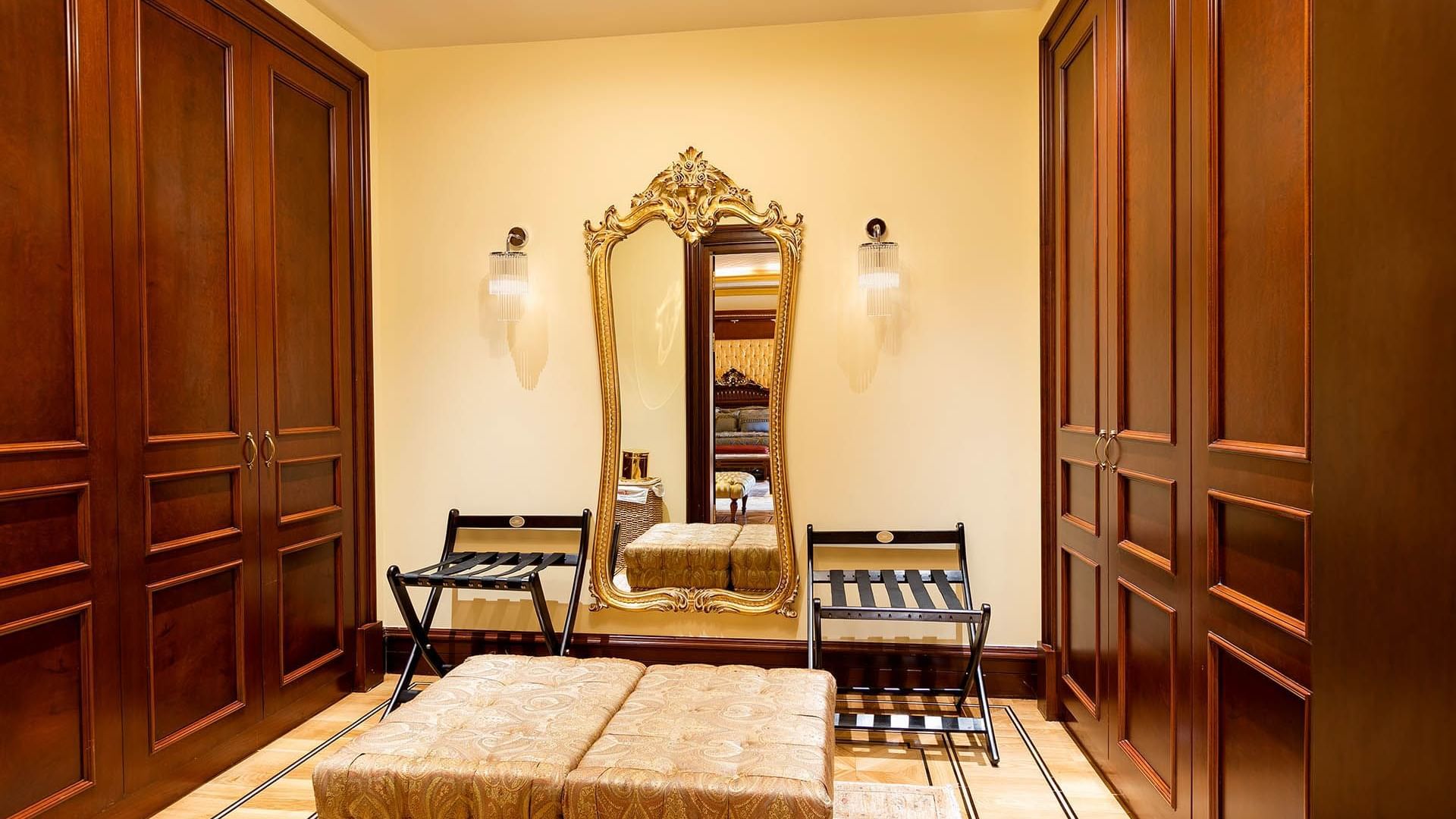 Titanic Mardan Palace’da King Suit’te ahşap gardıroplu giyinme odası.