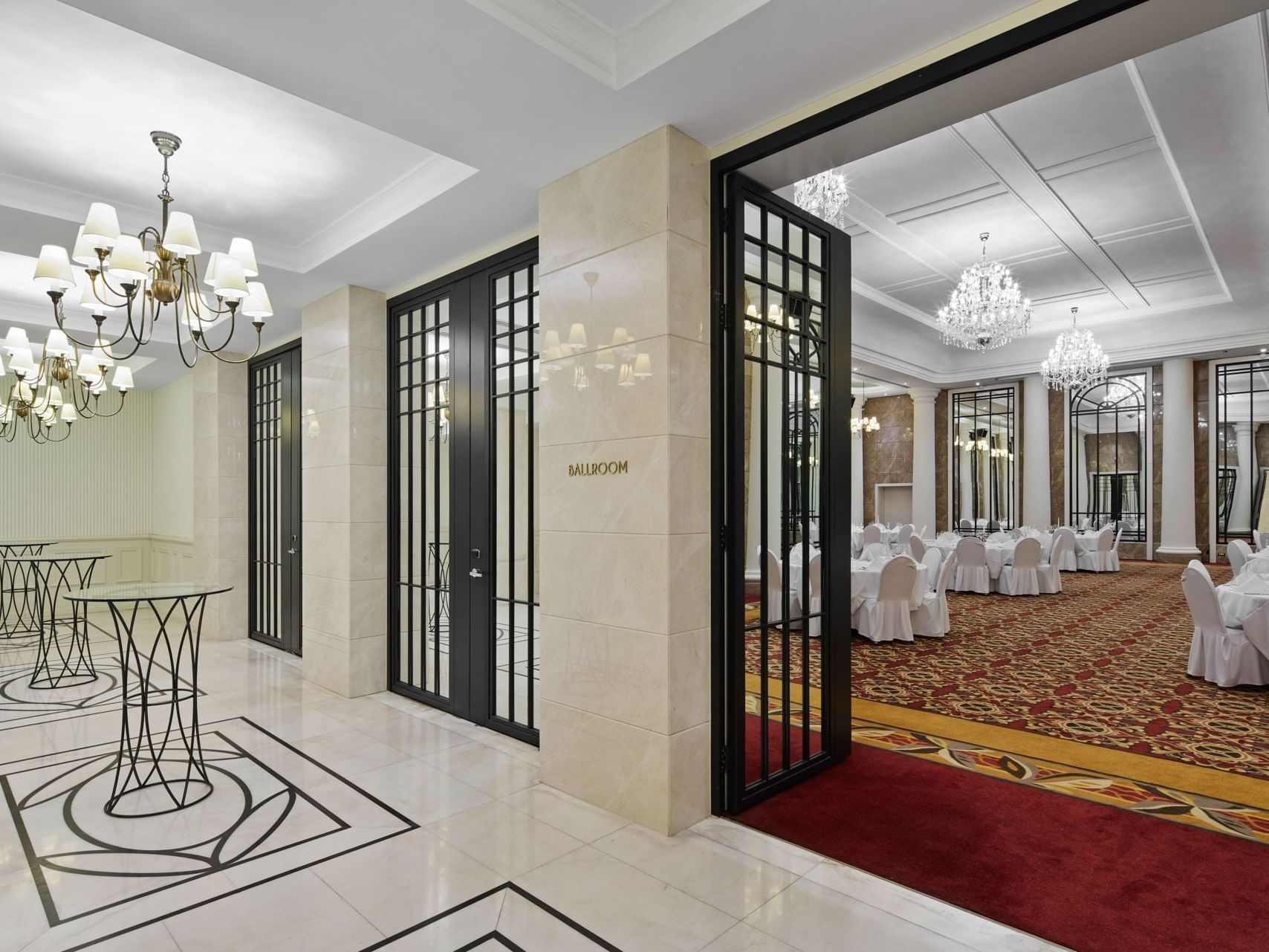 Eleganter Eingang zum Ballsaal, geschmückt mit Kronleuchtern, im Foyer des Ballsaals im Titanic Gendarmenmarkt Berlin