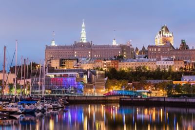 bateaux garés dans un port
