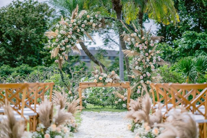 Taman pernikahan elegan dengan dekorasi bunga dan kursi di Peppers Seminyak