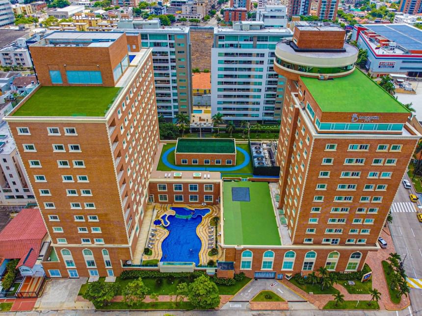 Vista de ángulo alto del Hotel Dann Carlton Barranquilla con la ciudad