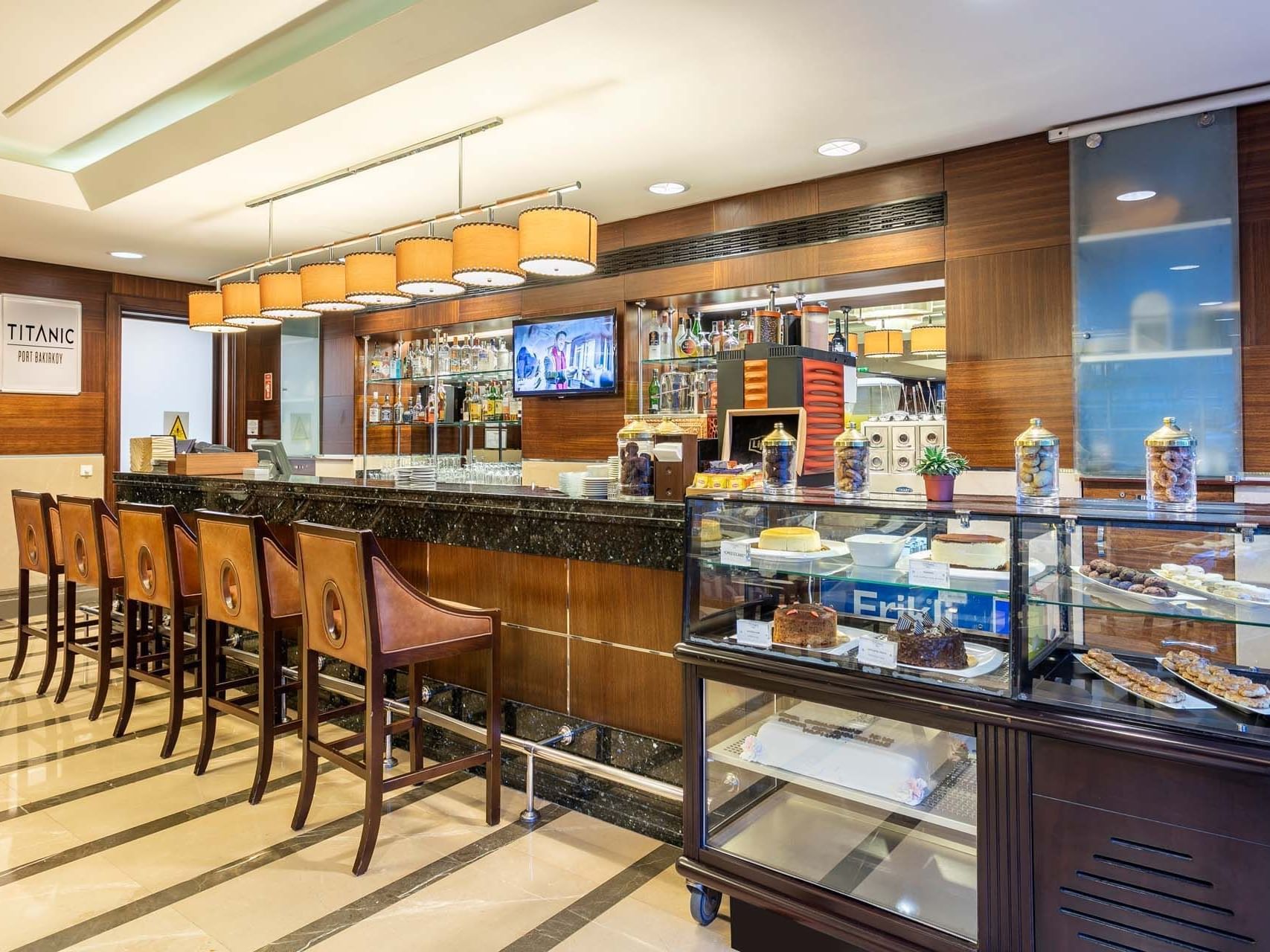 Titanic Port Bakırköy’deki Titanic Coffee bar tezgâhında sergilenen iştah açıcı lezzetler ve şık iç tasarımıyla keyifli bir mola noktası