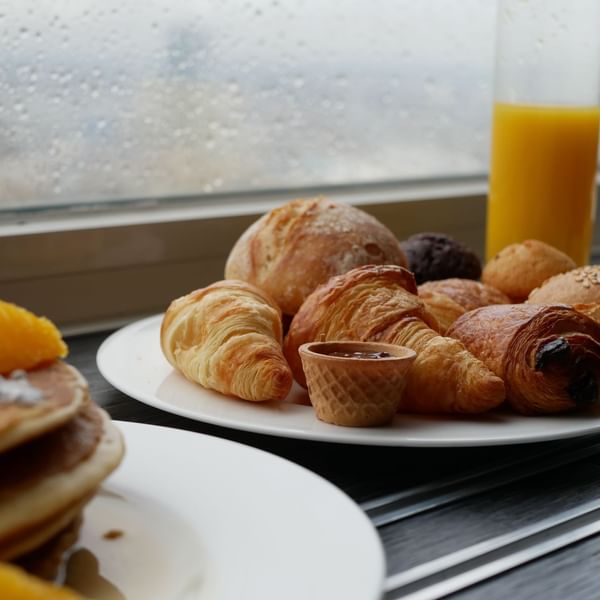 Gros plan d'un plat de pâtisseries servi sur une table, à l'Hôtel Brussels