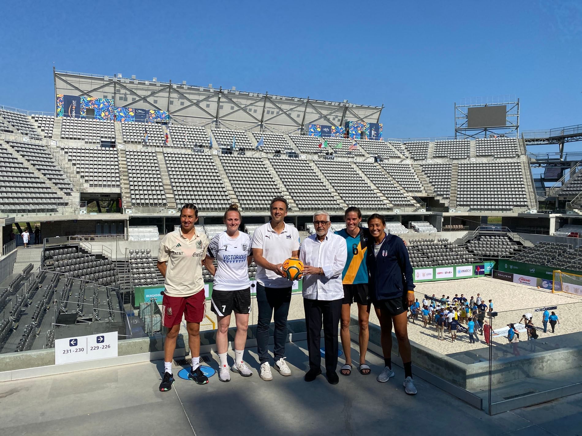 Jugadores y entrenadores posando en el estadio cerca de Mundo Imperial