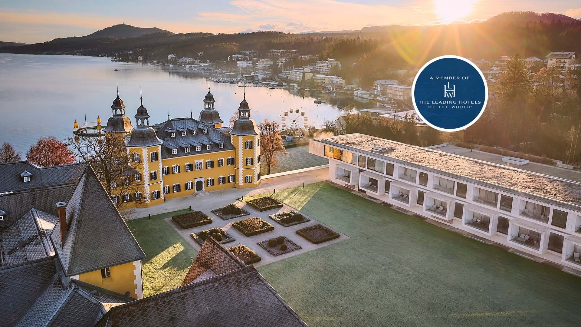Luftaufnahme eines Hotels mit Blick auf den See und die umliegende Landschaft.