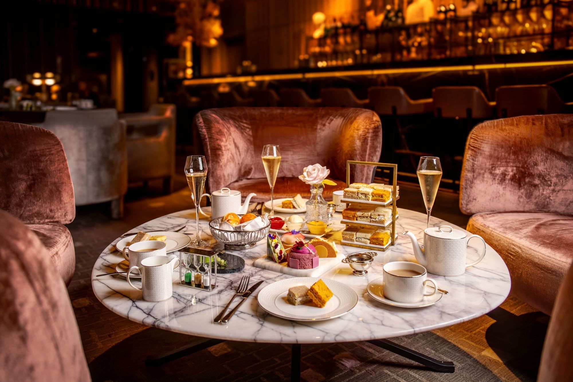 Un somptueux goûter composé de pâtisseries, de sandwichs et de champagne à l'hôtel The Londoner