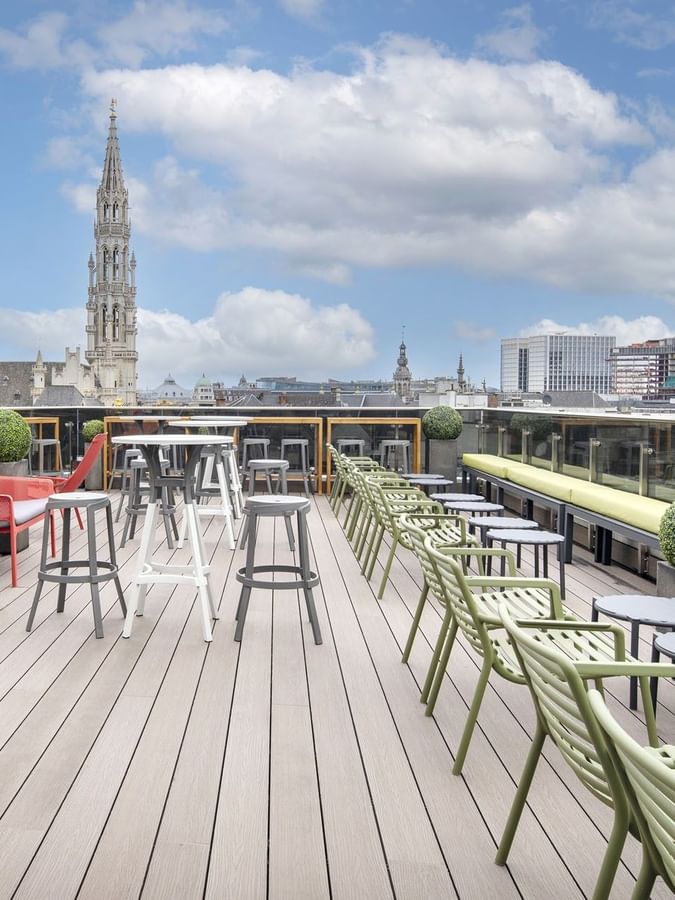 Buitenruimte met tafels en stoelen bij Secret Rooftop by Warwick, Brussel