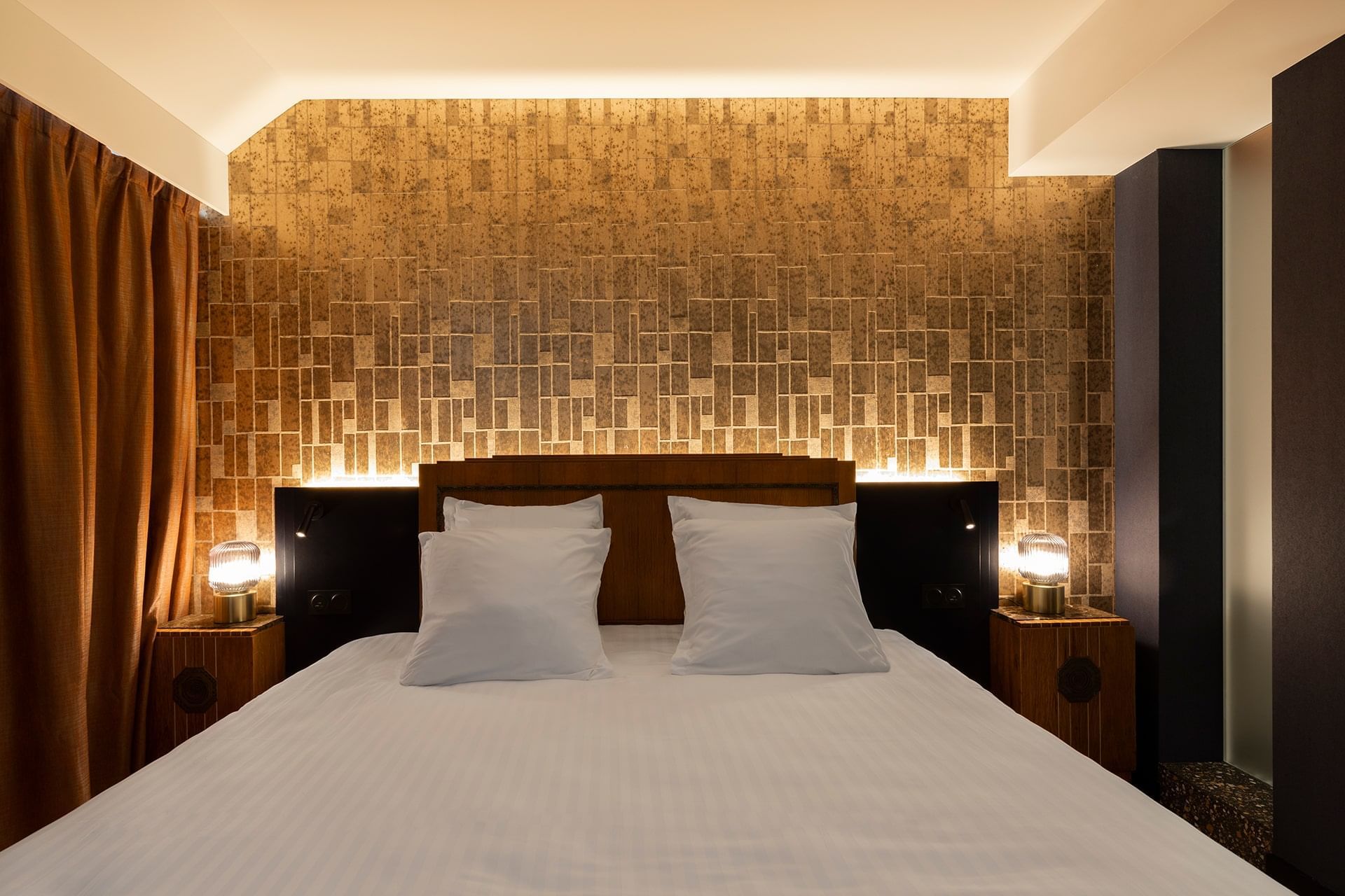 Lit avec décoration murale et lampes à l'Oceania Le Conti Brest