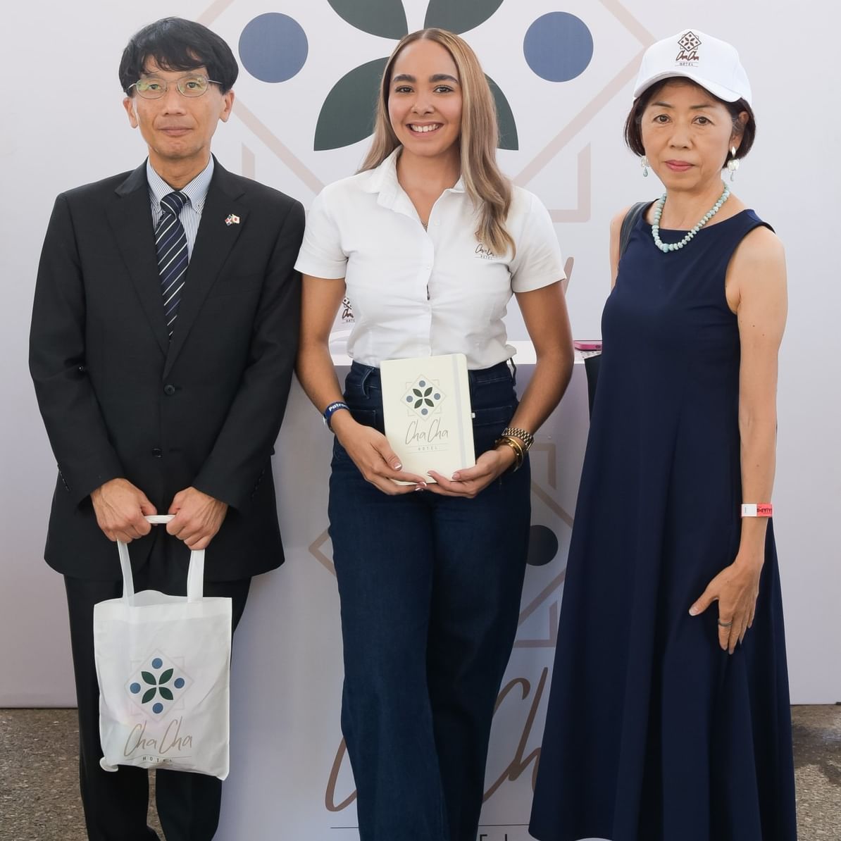 Cha Cha Hotel staff member with Japan’s Ambassador to the Dominican Republic, Hayakawa Osamu, at Dajapón Fest 2026 in Dajabón