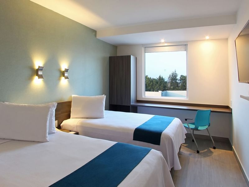 Habitación Doble Estándar con ventanas abiertas en One Hotels
