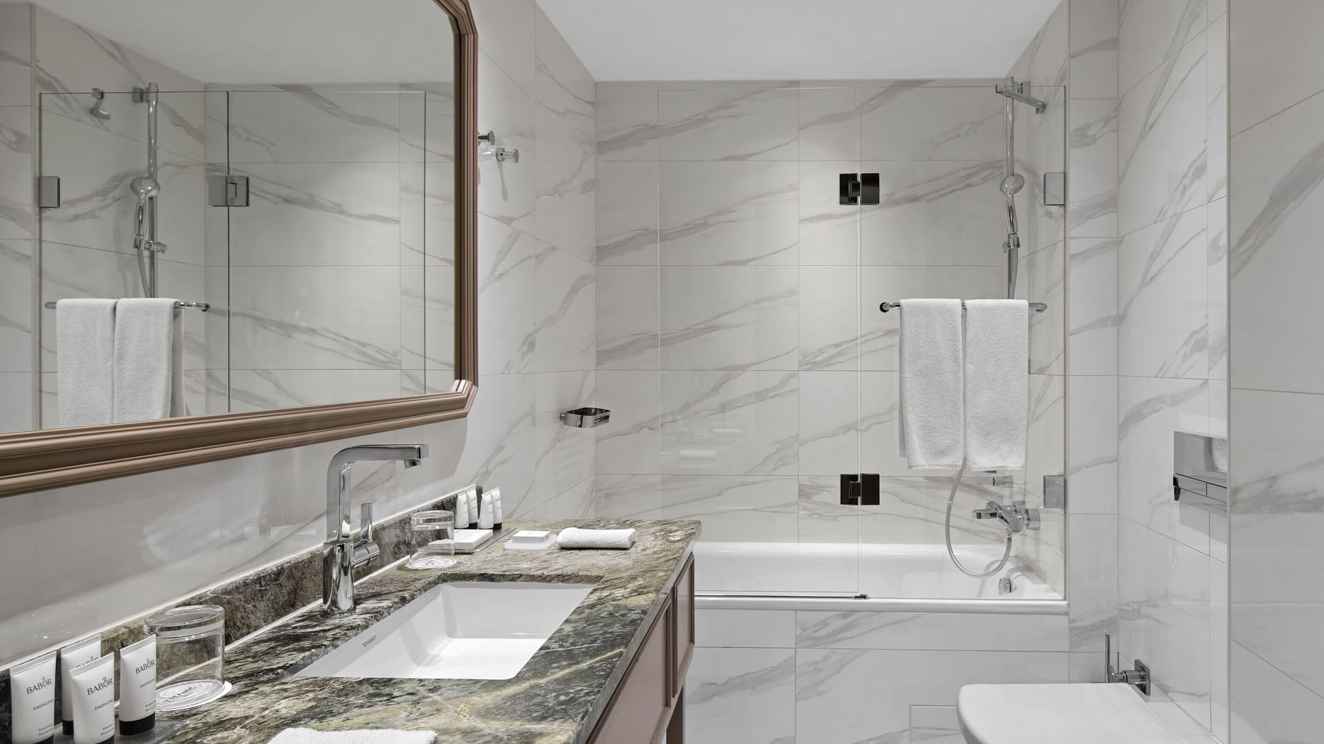 Waschtisch, Duschbereich und WC in der Junior Suite im Titanic Chaussee Berlin