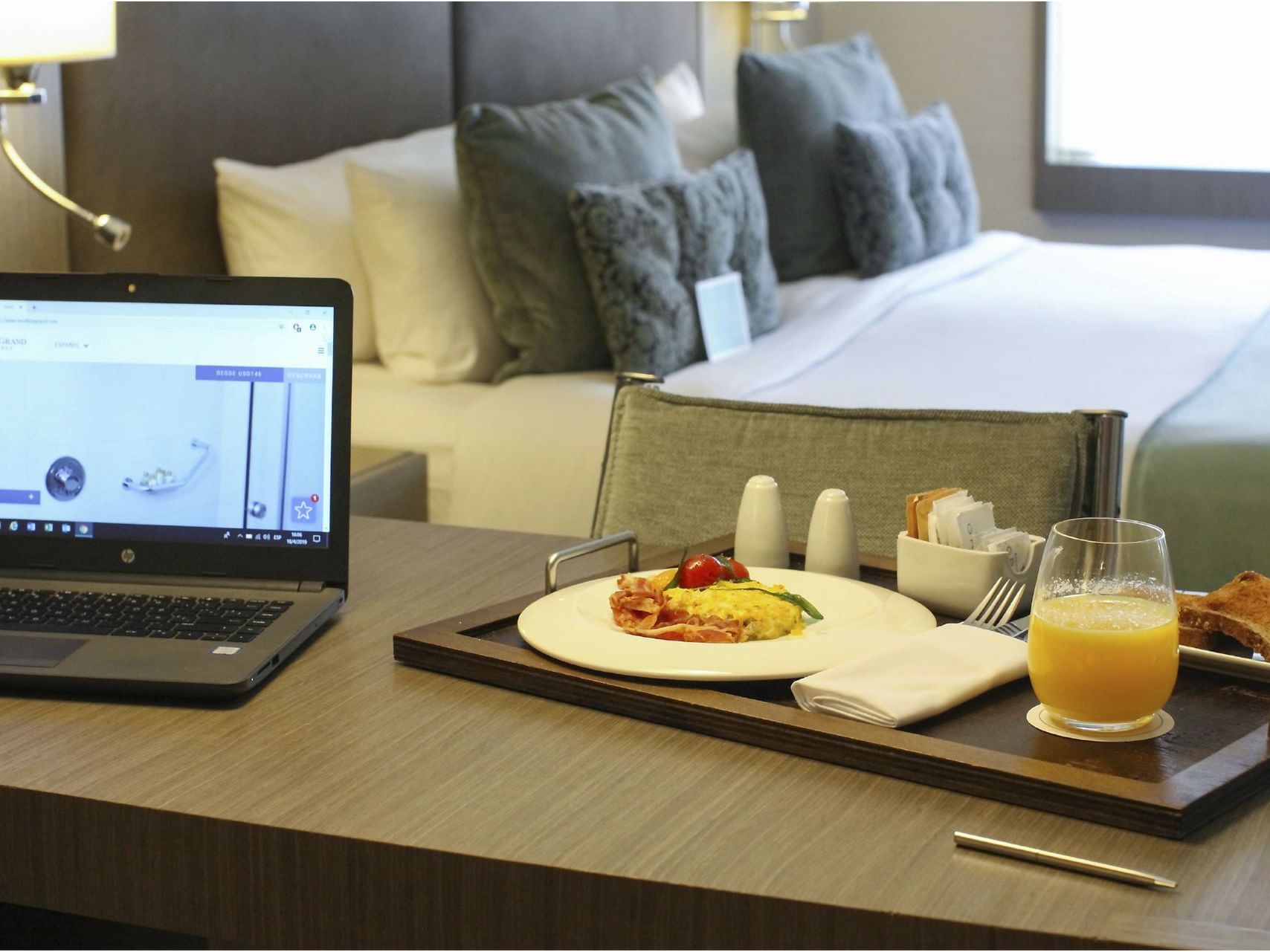 Café da manhã servido na Suíte Deluxe do Recoleta Grand Hotel